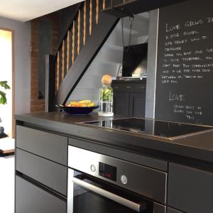 a kitchen with a black counter top with a sink at Alb - Lotte in Bitz