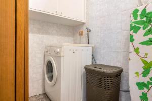 a washer and dryer in a small bathroom at Lases Piano Terra in Albiano