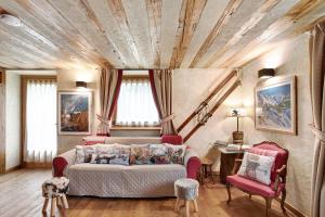 a living room with a bed and a table at Il Cuore della Valdigne in Morgex