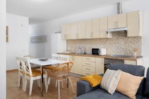 a kitchen and dining room with a table and chairs at Campo Amor Bajo in Arrecife