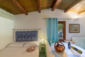 a bedroom with a bed and a bowl of fruit at Casa Monorosa in Porto Rotondo