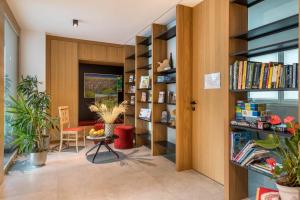 a library with bookshelves and a table in a room at Ferienwohnungen Karin - Cabernet in Termeno