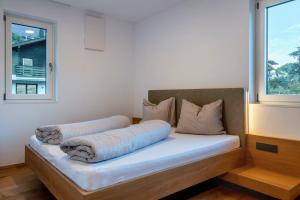 a bed in a room with a window at Ferienwohnungen Karin - Cabernet in Termeno