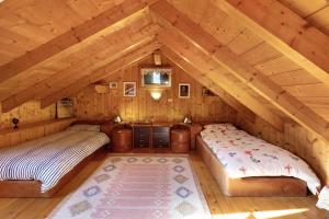 two beds in a room in a attic at Al Pinone in Crevoladossola