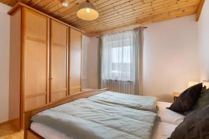 a bedroom with a large bed and a window at Fewo Naturliebe - keine Monteure in Dornhan