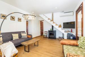 a living room with a couch and a table at Sa Caseta Biniali in Biniali