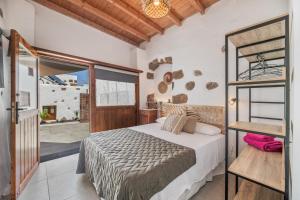 a bedroom with a bed and a bunk bed at Arrieta Costa Rural in Tabayesco +69 photos