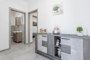 a living room with a counter and a mirror at Villa Mare Blu in Palermo