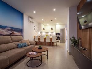 a living room with a couch and a table at 'Mi Esperanza' in Almuñécar