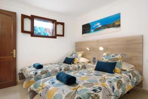 a bedroom with two beds and a window at Casa Playa Palmeras in Puerto del Carmen