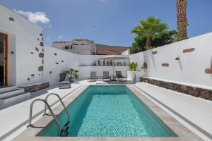 a villa with a swimming pool and a house at Arrieta Costa Rural in Tabayesco