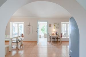 a kitchen and dining room with a table and chairs at Finca Colica in Cómpeta