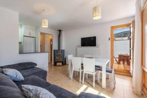 a living room with a couch and a table at Villa picena las alpujarras in Picena