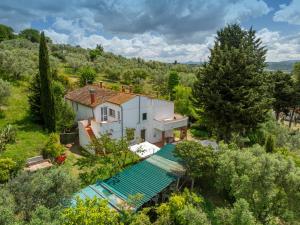an aerial view of a house with a swimming pool at Agriturismo Il Badalo in Riparbella