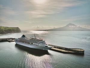a cruise ship is docked at a dock at Ladomar Avenida in Horta