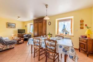 a dining room with a table and a couch at Maison de caractère à Roscoff in Roscoff