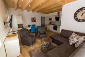 a living room with a couch and a table at Ferienwohnung Stratmann in Lennestadt