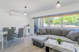 a living room with a couch and a table at Boliche in Benimagrell