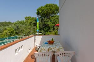 a table and chairs on a balcony with a view at Agriturismo Il Badalo in Riparbella