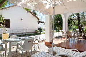 a patio with a table and chairs and an umbrella at Casa Paqui 1 in Roche