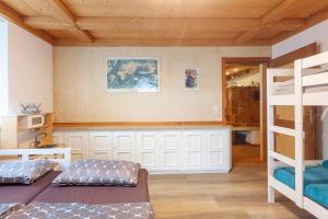 ein Zimmer mit zwei Etagenbetten und einem Schreibtisch in der Unterkunft Zur Ankegass in Görwihl