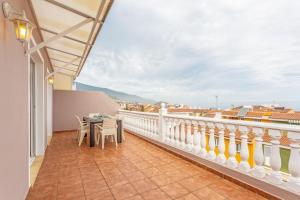 a balcony with a table and chairs and a view at Villa Teide in La Orotava