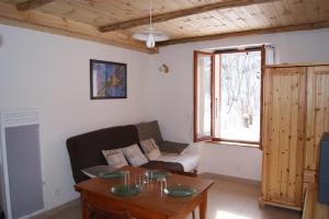 a living room with a couch and a table at Appartement la Cascade in Allos