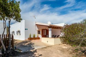 a white house with a courtyard and trees at Ca Ses Celleres in La Mola
