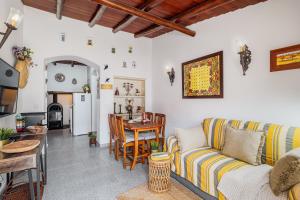 a living room with a couch and a table at Descanso Alentejano -Casa d'aldeia in Campinho