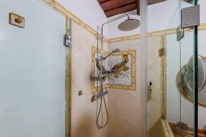 a shower in the corner of a bathroom at Descanso Alentejano -Casa d'aldeia in Campinho +15 photos