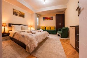 a bedroom with a large bed in a room at Mitrovi Apartment in Gevgelija
