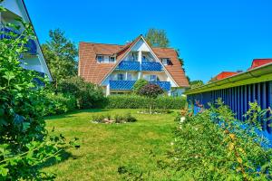 a house with a garden in front of it at Gertruds Leuchtturm Strandnah in Zingst