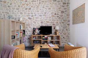 a living room with a table and two chairs at Gîte L'ancien Préau in Avrillé-les-Ponceaux