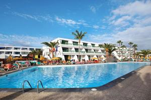 a large swimming pool in front of a hotel at Casa Joyne in Puerto del Carmen