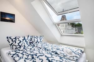 a small bedroom with a bed and a window at Altstadtblick Jever in Jever