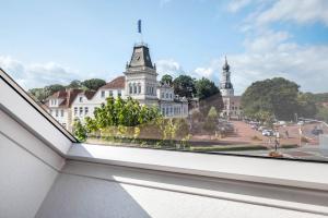an open window with a view of a building at Altstadtblick Jever in Jever