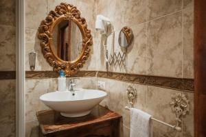 a bathroom with a sink and a mirror at El Desvan Del Brigante in Lerma +27 photos