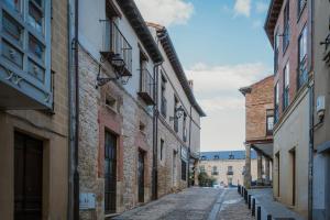 an alley in an old town with buildings at El Desvan Del Brigante in Lerma