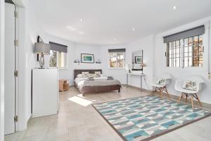 a bedroom with a bed and a rug at Casa Alba in Salobreña