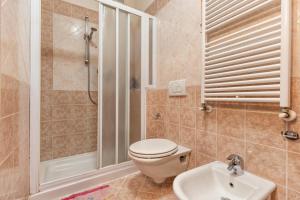 a bathroom with a toilet and a shower and a sink at Bluemoon Luminoso apt con piscina in Lazise +25 photos