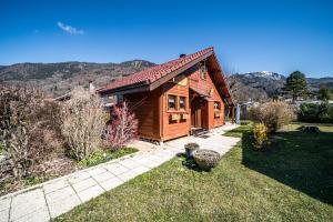 a small wooden cabin with a pathway in front of it at Chalet 6p Premium - La Bergeronette in Verchaix
