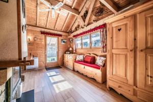 a bedroom in a log cabin with a bed and windows at Chalet 6p Premium - La Bergeronette in Verchaix