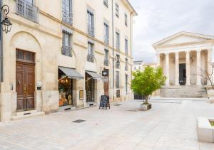 a street in a city with a building at Suite toute équipée Jacuzzi privé in Nîmes