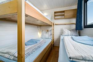 two bunk beds in a cabin with a window at Entspannung pur - Hausboot Liberty in Fürstenberg