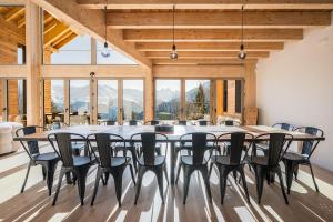 a conference room with a long table and chairs at Black Arves in La Rochette