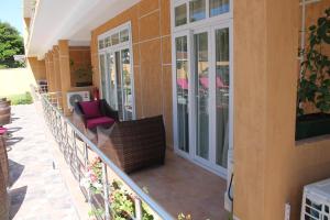 een balkon van een huis met een patio bij The Green of Oysterbay in Dar es Salaam