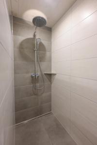 a bathroom with a shower with a shower head at Ferienwohnung Talblick in Kappelrodeck
