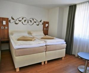 a bedroom with two beds in a room at Ferienhaus Jümmers - Hein Mück in Horumersiel