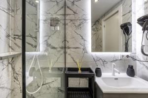 a bathroom with a sink and a shower at Atic Moon Miami in Empuriabrava
