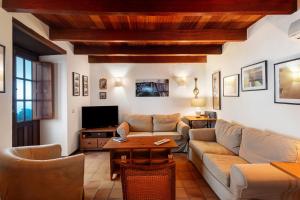 a living room with a couch and a table at Casa Rural La Era in Valverde